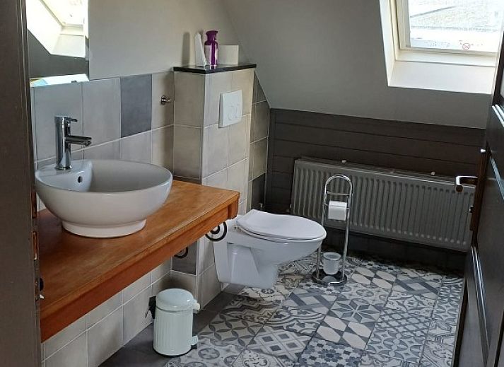 Knusse zithoek met comfortabele bank in Aan Maas & Grens vakantiehuis in Kinrooi, Limburg, Belgie.