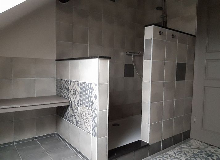 Knusse zithoek met comfortabele bank in Aan Maas & Grens vakantiehuis in Kinrooi, Limburg, Belgie.