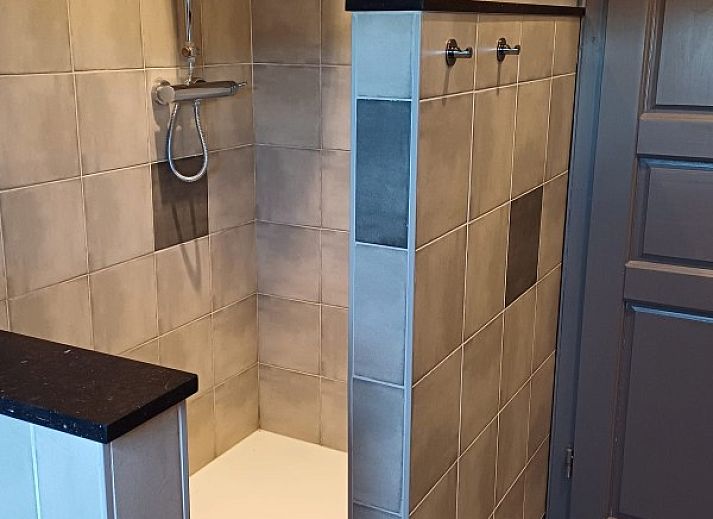 Knusse zithoek met comfortabele bank in Aan Maas & Grens vakantiehuis in Kinrooi, Limburg, Belgie.