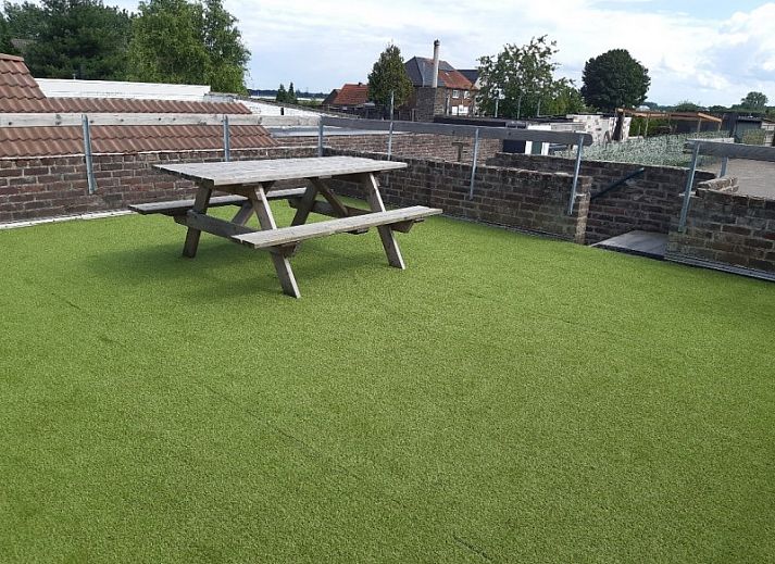 Knusse zithoek met comfortabele bank in Aan Maas & Grens vakantiehuis in Kinrooi, Limburg, Belgie.