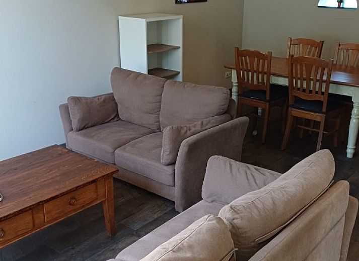 Moderne woonkamer met flatscreen-tv in Aan Maas & Grens vakantiehuis in Kinrooi, Limburg, Belgie.