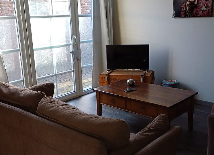 Moderne woonkamer met flatscreen-tv in Aan Maas & Grens vakantiehuis in Kinrooi, Limburg, Belgie.