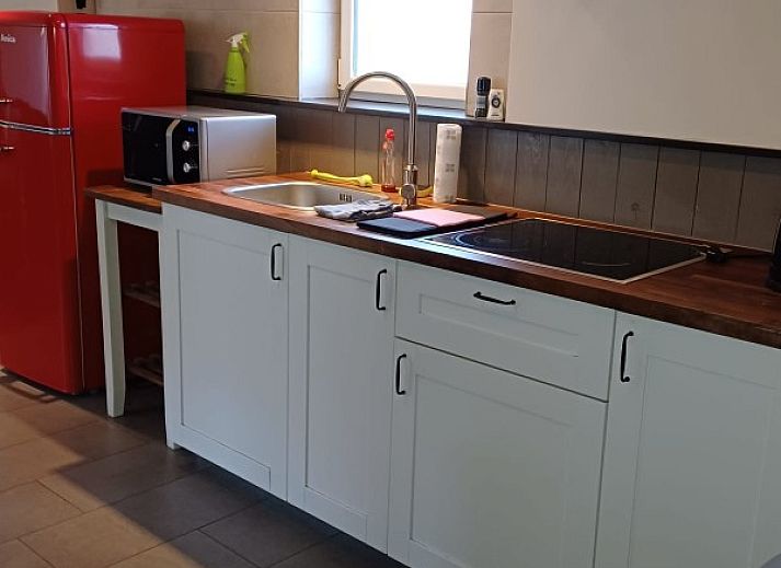 Moderne woonkamer met flatscreen-tv in Aan Maas & Grens vakantiehuis in Kinrooi, Limburg, Belgie.