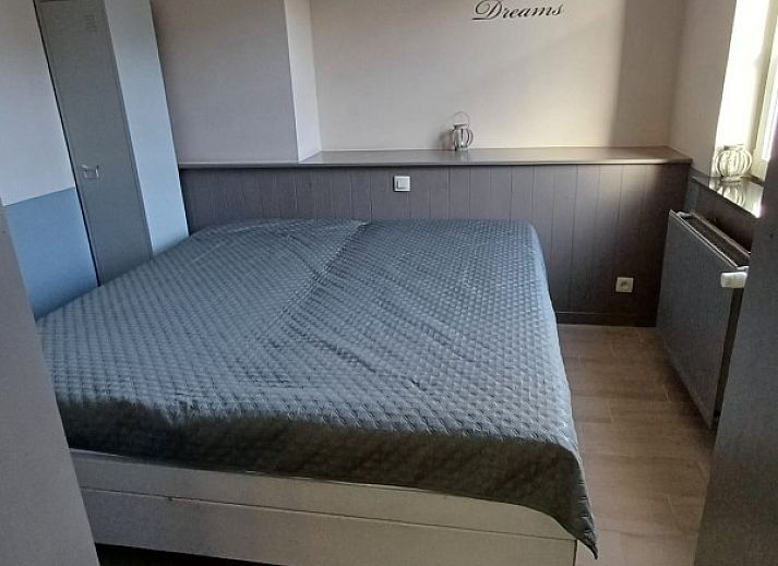 Moderne woonkamer met flatscreen-tv in Aan Maas & Grens vakantiehuis in Kinrooi, Limburg, Belgie.