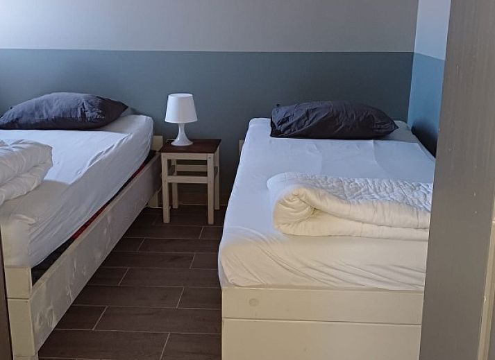 Moderne woonkamer met flatscreen-tv in Aan Maas & Grens vakantiehuis in Kinrooi, Limburg, Belgie.