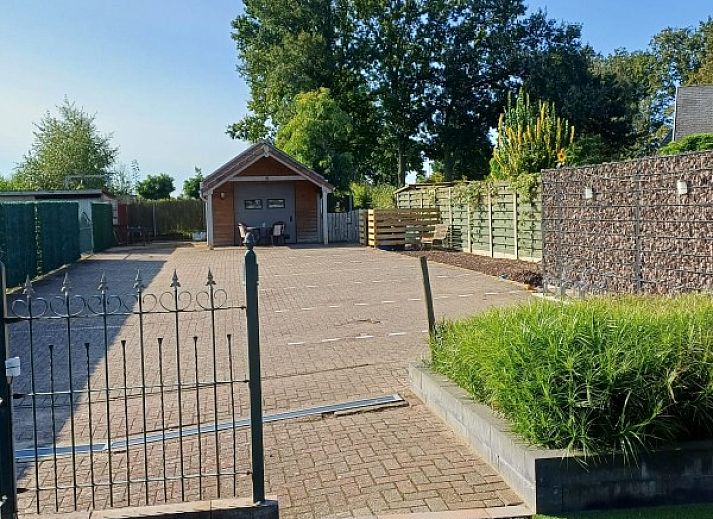 Open leefruimte met zicht op slaapkamer in Aan Maas & Grens vakantiehuis in Kinrooi, Limburg, Belgie.