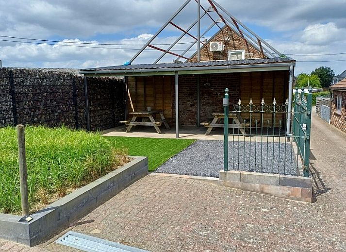 Open leefruimte met zicht op slaapkamer in Aan Maas & Grens vakantiehuis in Kinrooi, Limburg, Belgie.