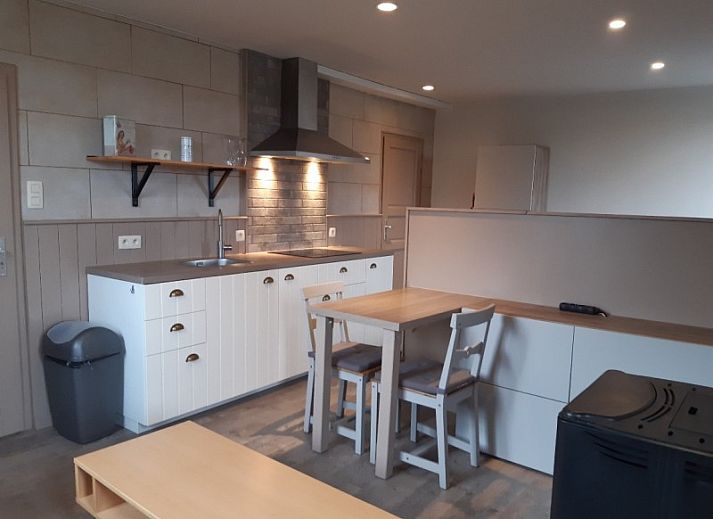 Open leefruimte met zicht op slaapkamer in Aan Maas & Grens vakantiehuis in Kinrooi, Limburg, Belgie.