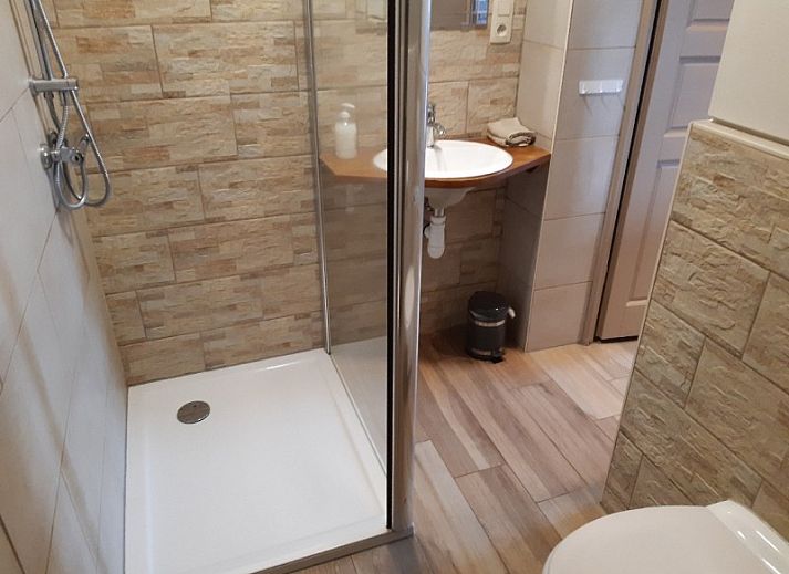Open leefruimte met zicht op slaapkamer in Aan Maas & Grens vakantiehuis in Kinrooi, Limburg, Belgie.