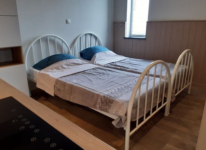 Open leefruimte met zicht op slaapkamer in Aan Maas & Grens vakantiehuis in Kinrooi, Limburg, Belgie.
