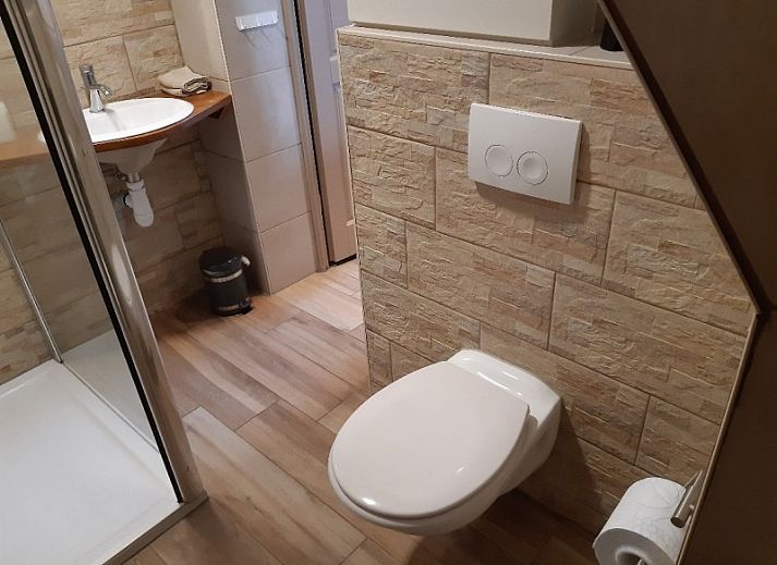 Sfeervolle slaapkamer met houten balken in Aan Maas & Grens vakantiehuis in Kinrooi, Limburg, Belgie.