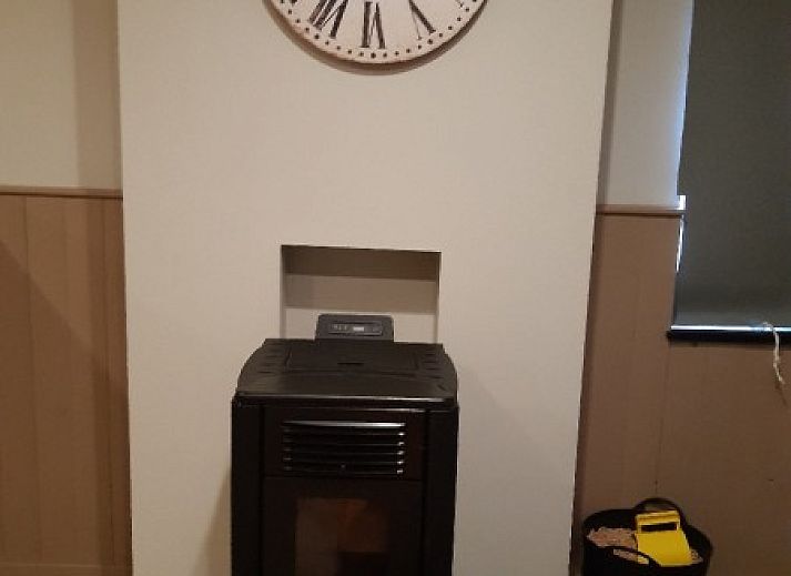 Sfeervolle slaapkamer met houten balken in Aan Maas & Grens vakantiehuis in Kinrooi, Limburg, Belgie.
