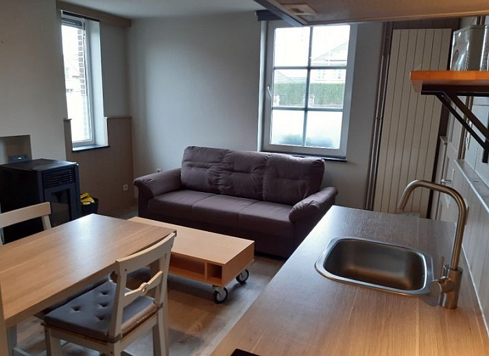 Sfeervolle slaapkamer met houten balken in Aan Maas & Grens vakantiehuis in Kinrooi, Limburg, Belgie.