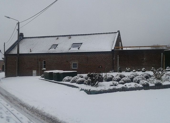 Sfeervolle slaapkamer met houten balken in Aan Maas & Grens vakantiehuis in Kinrooi, Limburg, Belgie.
