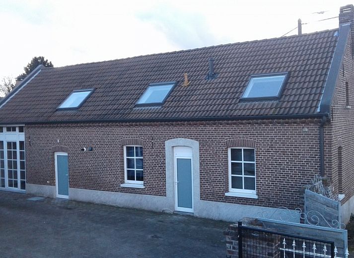 Sfeervolle slaapkamer met houten balken in Aan Maas & Grens vakantiehuis in Kinrooi, Limburg, Belgie.