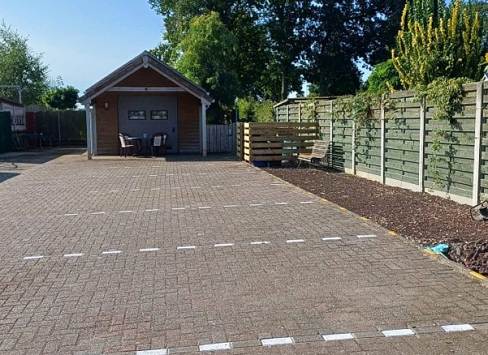 Tweepersoonsbed in lichte kamer van Aan Maas & Grens vakantiehuis in Kinrooi, Limburg, Belgie.