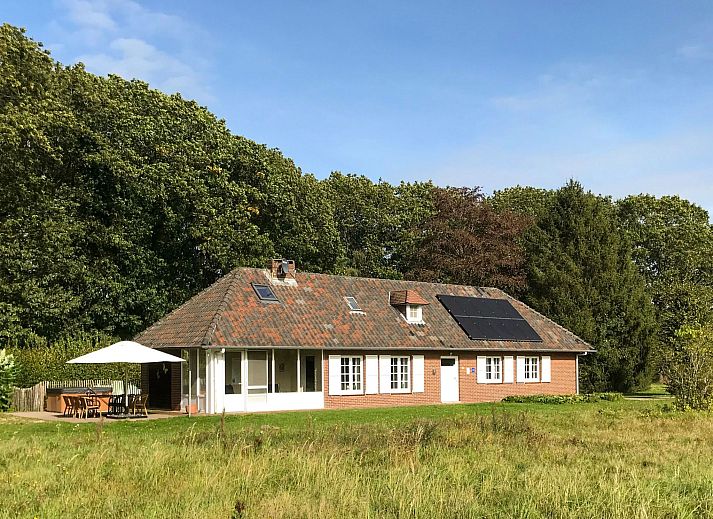 Vakantiehuis Heidebos fur 8 Personen in Meeuwen-Gruitrode, Limburg, Belgie, omgeven door natuur en voorzien van een ruim terras.