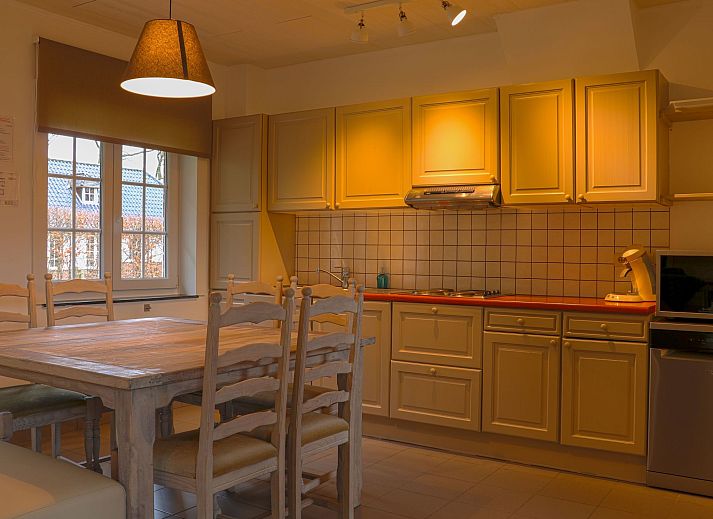 Gezellige woonkamer van Vakantiehuis Heidebos voor 8 Personen in Meeuwen-Gruitrode, Limburg, Belgie met comfortabele zitbanken.