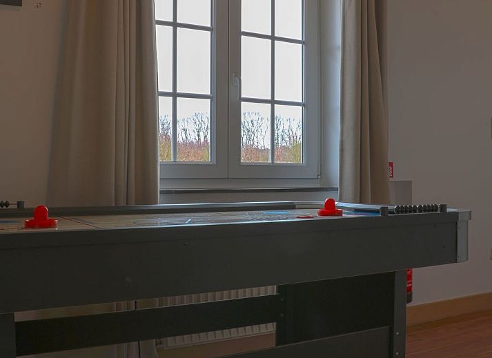 Gezellige woonkamer van Vakantiehuis Heidebos voor 8 Personen in Meeuwen-Gruitrode, Limburg, Belgie met comfortabele zitbanken.