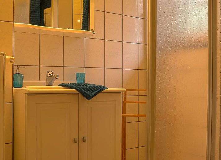 Gezellige woonkamer in Vakantiehuis Heidebos voor 8 Personen in Meeuwen-Gruitrode, Limburg, Belgie, met comfortabele zitgelegenheid.
