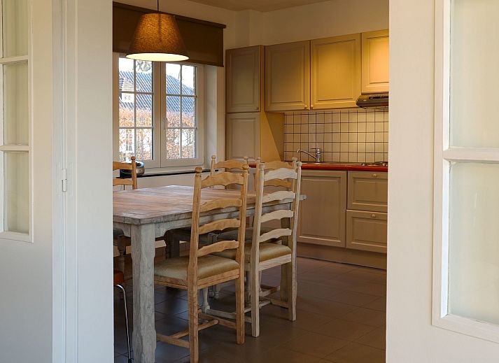 Gezellige woonkamer in Vakantiehuis Heidebos voor 8 Personen in Meeuwen-Gruitrode, Limburg, Belgie, met comfortabele zitgelegenheid.