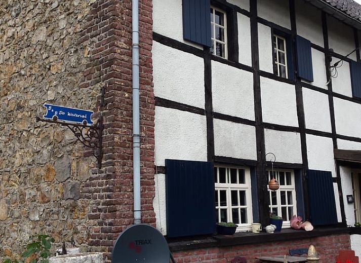 Authentieke gevel van Huisje in Sint Pietersvoeren, een charmant vakantiehuis in Limburg, Belgie, met traditionele vakwerkstijl.