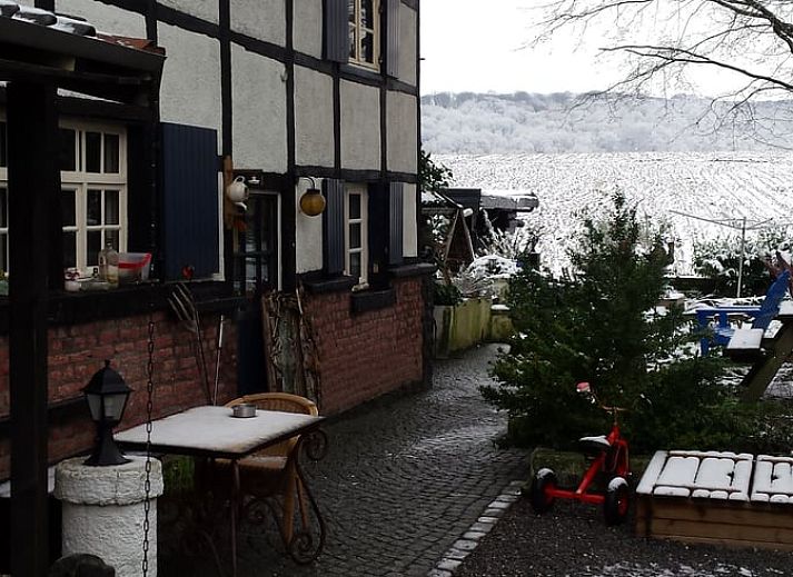Authentieke gevel van Huisje in Sint Pietersvoeren, een charmant vakantiehuis in Limburg, Belgie, met traditionele vakwerkstijl.