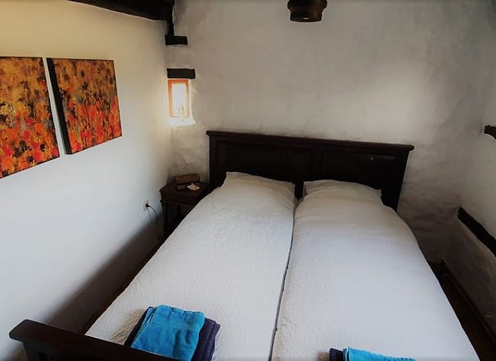 Gezellige veranda bij Huisje in Sint Pietersvoeren, een vakantiehuis in Limburg, Belgie, omringd door groene natuur en rustieke charme.