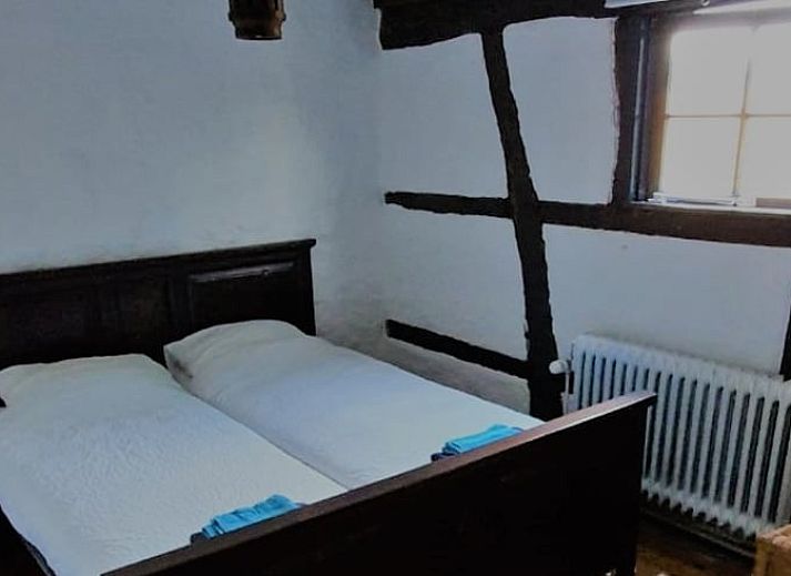 Gezellige veranda bij Huisje in Sint Pietersvoeren, een vakantiehuis in Limburg, Belgie, omringd door groene natuur en rustieke charme.