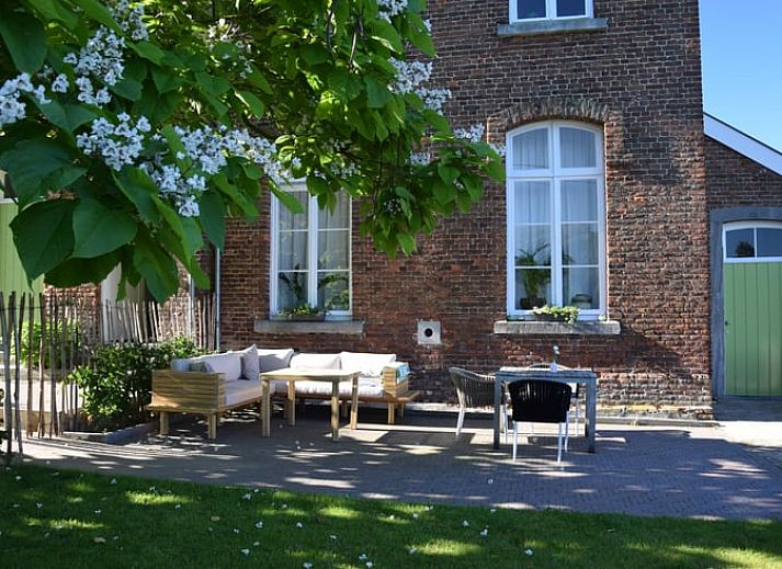 Gezellige binnenruimte van Vakantiehuisje in St.-Pieters-Voeren, Limburg, Belgie, met moderne keuken en sfeervolle eetkamerhoek.