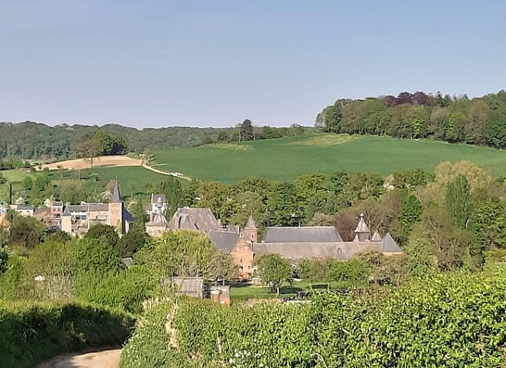 Gezellige slaapkamer in Vakantiehuisje in St.-Pieters-Voeren, Limburg, Belgie met rustieke bakstenen muur en comfortabele tweepersoonsbed.