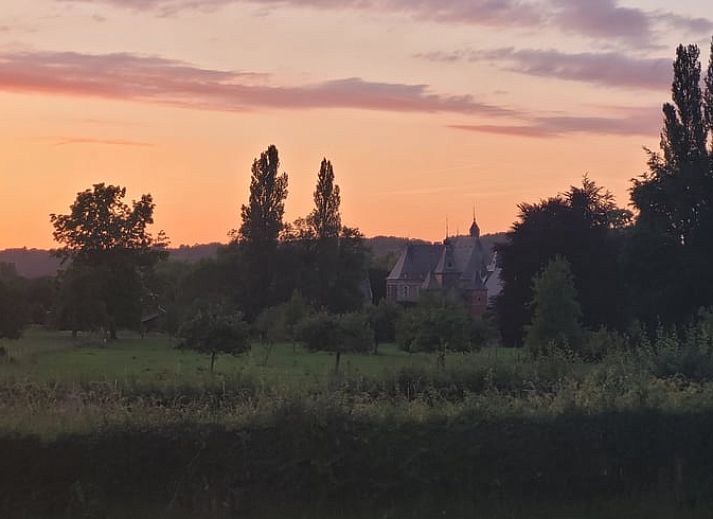 Gezellige slaapkamer in Vakantiehuisje in St.-Pieters-Voeren, Limburg, Belgie met rustieke bakstenen muur en comfortabele tweepersoonsbed.