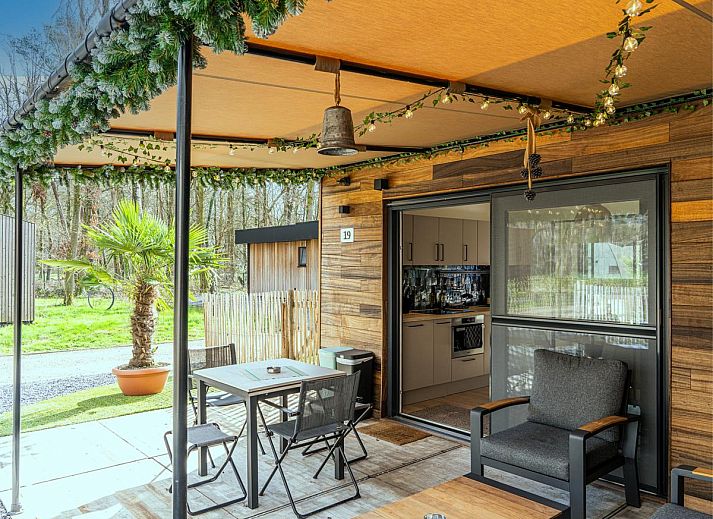 Stijlvolle woonkamer van Aperol Spritz vakantiehuis in Zutendaal, Limburg met moderne inrichting.