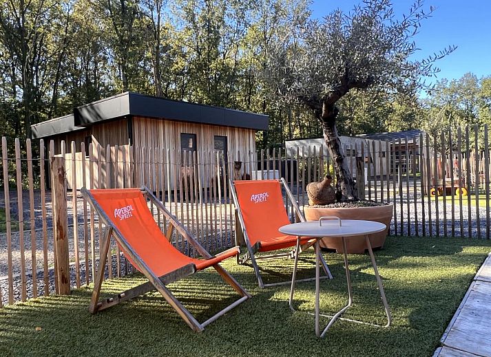 Stijlvolle woonkamer van Aperol Spritz vakantiehuis in Zutendaal, Limburg met moderne inrichting.