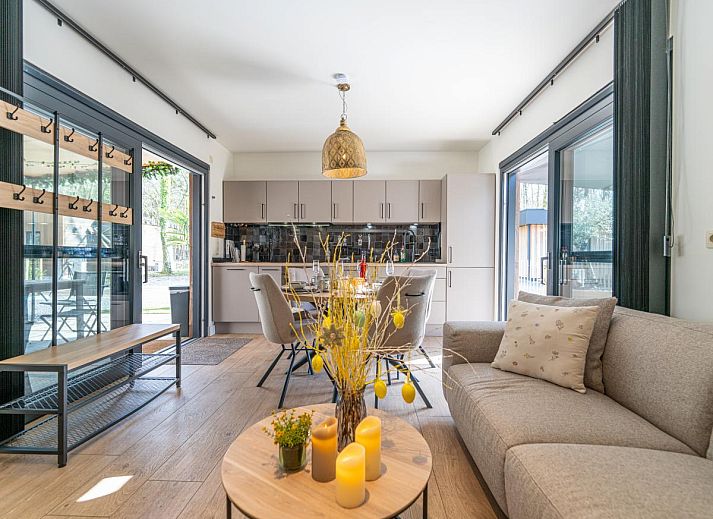 Stijlvolle woonkamer van Aperol Spritz vakantiehuis in Zutendaal, Limburg met moderne inrichting.