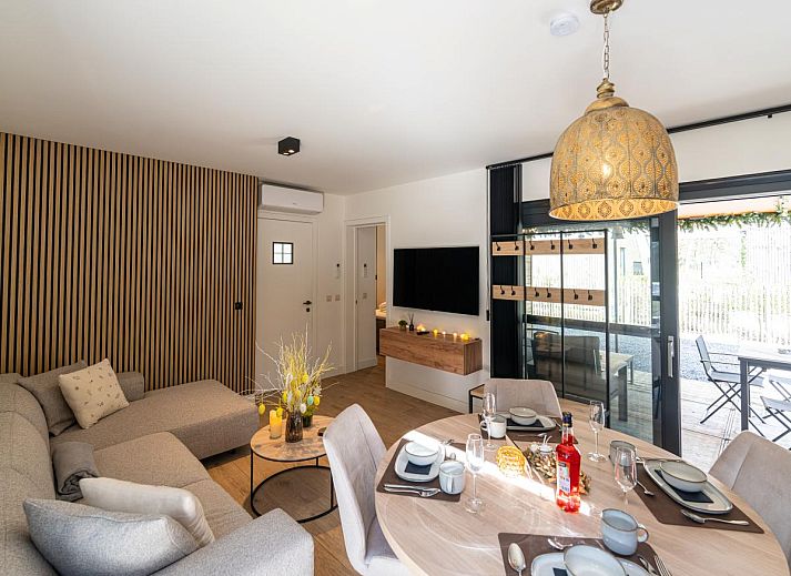 Stijlvolle woonkamer van Aperol Spritz vakantiehuis in Zutendaal, Limburg met moderne inrichting.