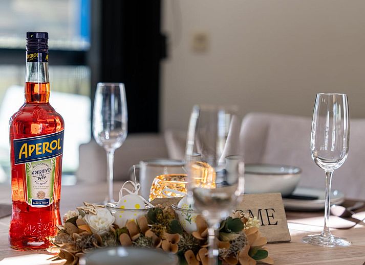 Ruime keuken en eetruimte in Aperol Spritz vakantiehuis, Zutendaal, Limburg voor gezellige maaltijden.