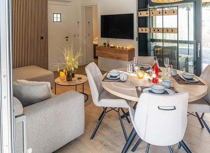 Ruime keuken en eetruimte in Aperol Spritz vakantiehuis, Zutendaal, Limburg voor gezellige maaltijden.