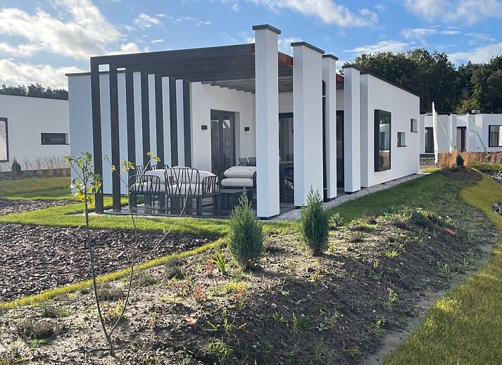 Vrijstaande woning in Zutendaal, Limburg biedt een prachtig uitzicht op het meer en de groene omgeving vanuit het moderne vakantiehuis.