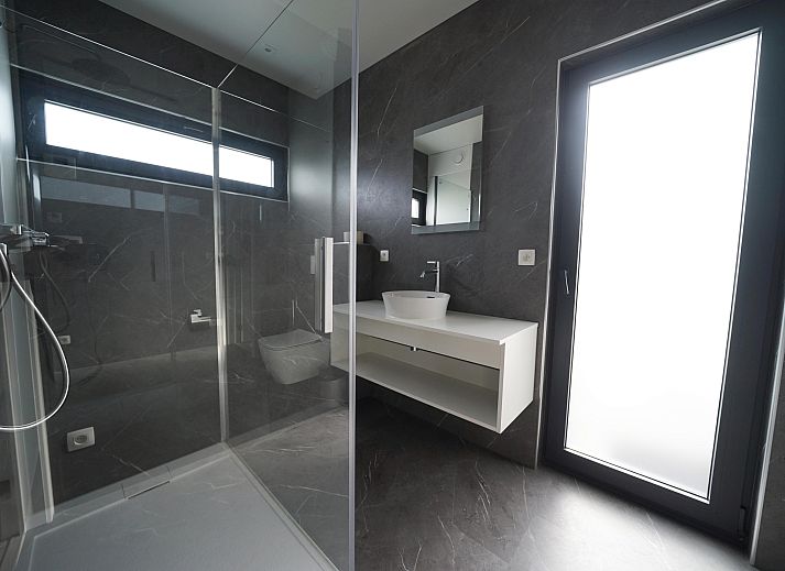 Vrijstaande woning in Zutendaal, een modern vakantiehuis in Limburg, Belgi, met een uitnodigend terras en groene omgeving.