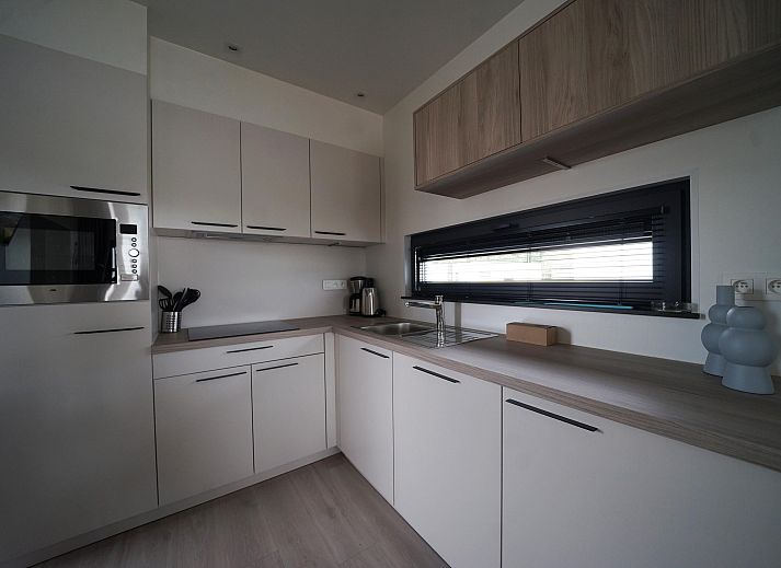 Vrijstaande woning in Zutendaal, een modern vakantiehuis in Limburg, Belgi, met een uitnodigend terras en groene omgeving.