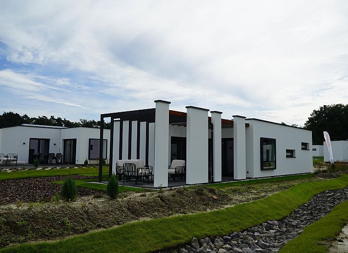 Vrijstaande woning in Zutendaal, een modern vakantiehuis in Limburg, Belgi, met een uitnodigend terras en groene omgeving.