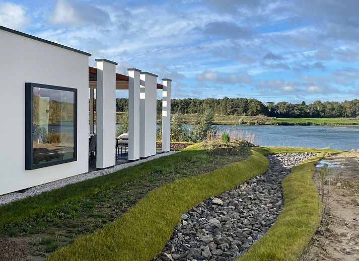 Vrijstaande woning in 3690 Zutendaal, Limburg, Belgi, biedt een modern vakantiehuis met ruime veranda en groene omgeving.