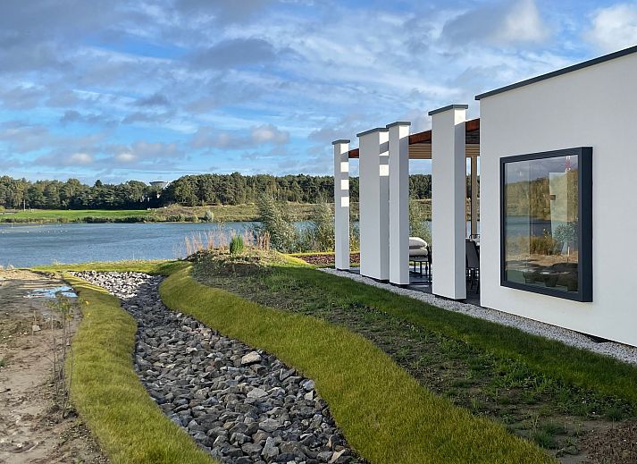 Vrijstaande woning in Zutendaal, Limburg, Belgi met moderne veranda en groene omgeving, ideaal vakantiehuis voor een ontspannen verblijf.