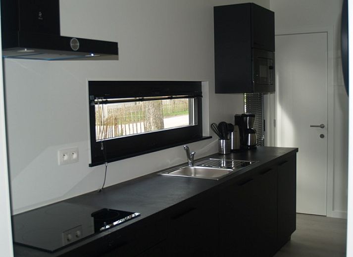 Vrijstaande woning in Zutendaal, een modern vakantiehuis in Limburg, Belgi, omgeven door natuur met een uitnodigend terras.
