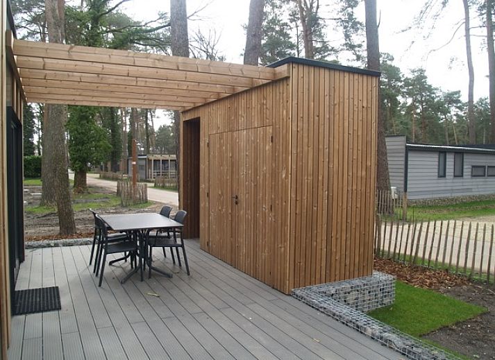 Vrijstaande woning in Zutendaal, een modern vakantiehuis in Limburg, Belgi, omgeven door natuur met een uitnodigend terras.