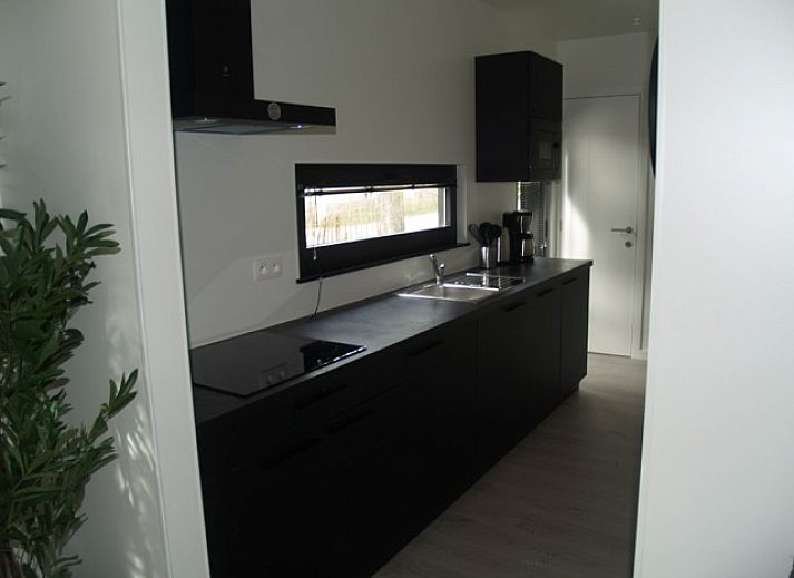 Vrijstaande woning in Zutendaal, een modern vakantiehuis in Limburg, Belgi, omgeven door natuur met een uitnodigend terras.