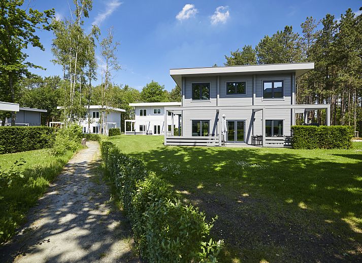 Lichte woonkamer in Mooi Zutendaal 10-persoons villa in Limburg, Belgie, met gezellige zithoek en moderne open haard.
