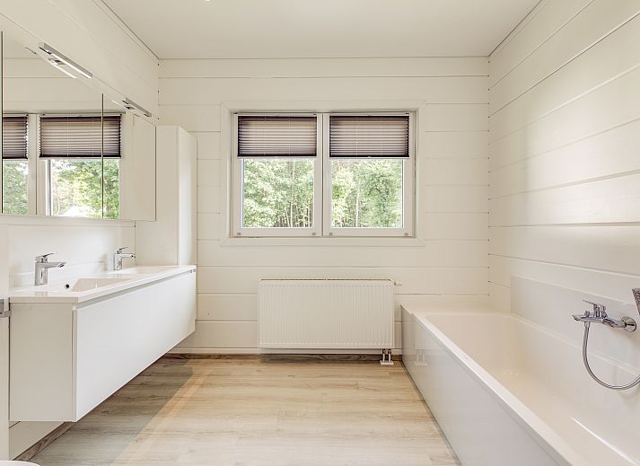 Plattegrond van Mooi Zutendaal's 8-persoons villa in Limburg, Belgie, met ruime slaapkamers en moderne badkamers.