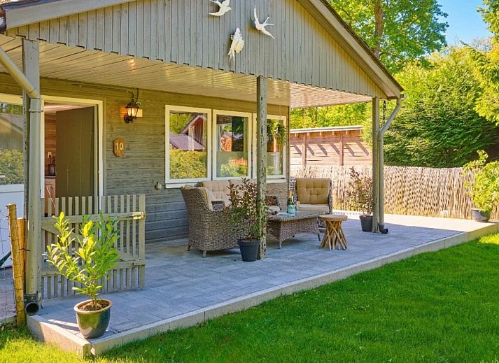 Sfeervolle slaapkamer in vakantiehuis Barri in Zutendaal, Limburg, Belgie, met warm houten interieur en comfortabele inrichting.